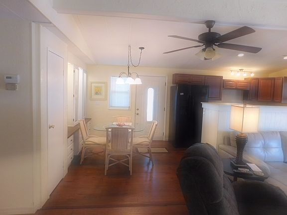 5th image of 821 Calamondin Ct