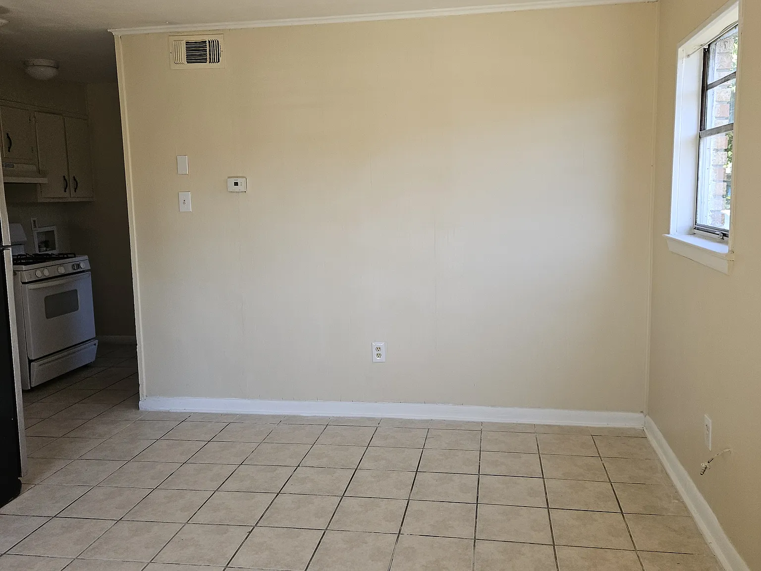 3 bed, 1.5 bath, 2100 sqft, $975 — Photo 4