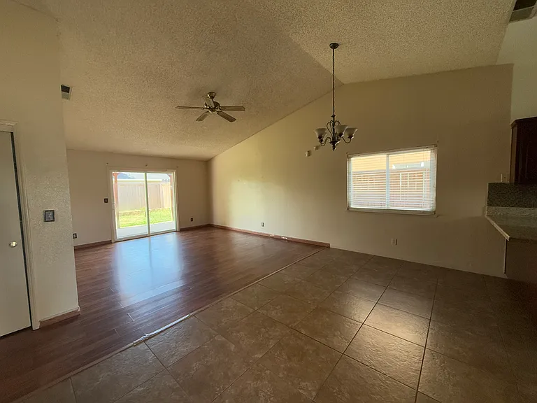 711 W Robin Ave — Photo 2