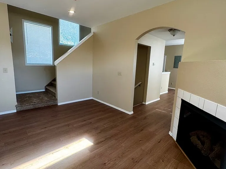 2429 E Monument St — Photo 5