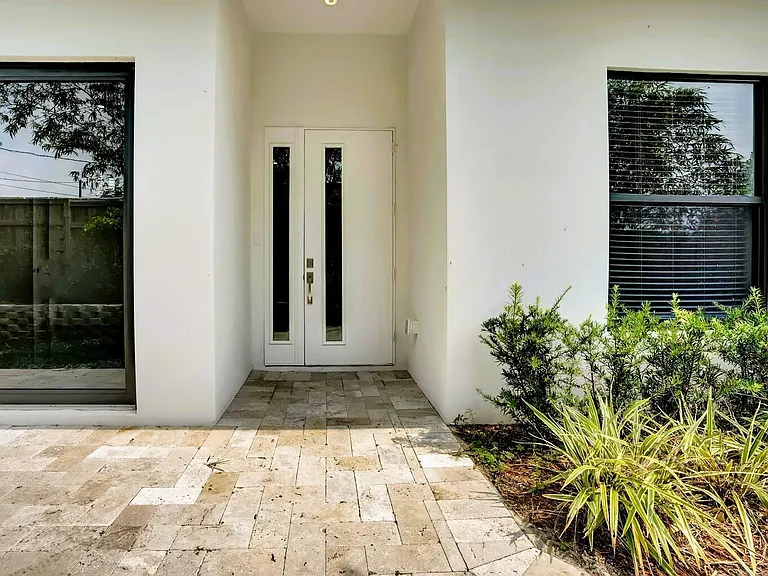 2517 Oceanview Ave E — Photo 3