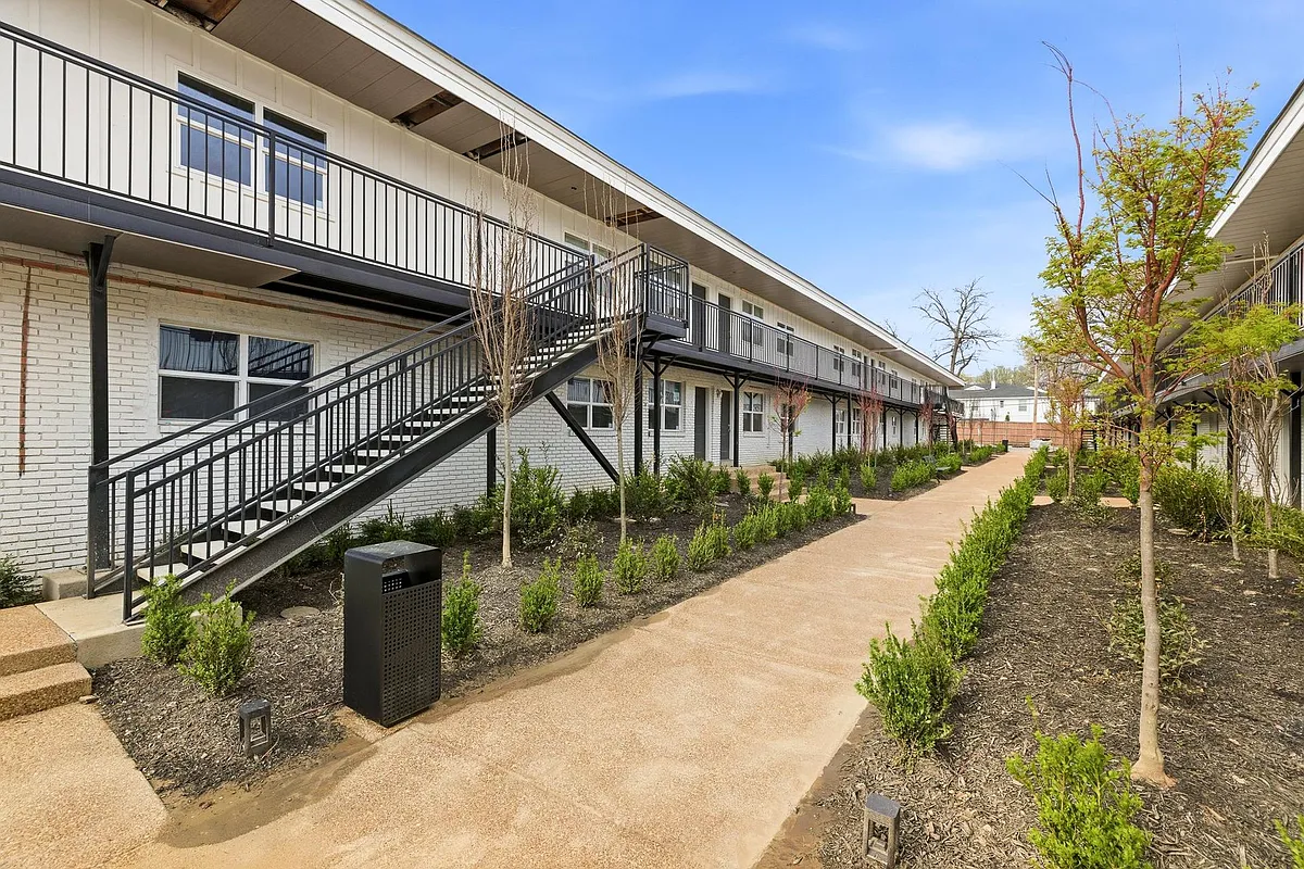 Building Photo - Merton Manor