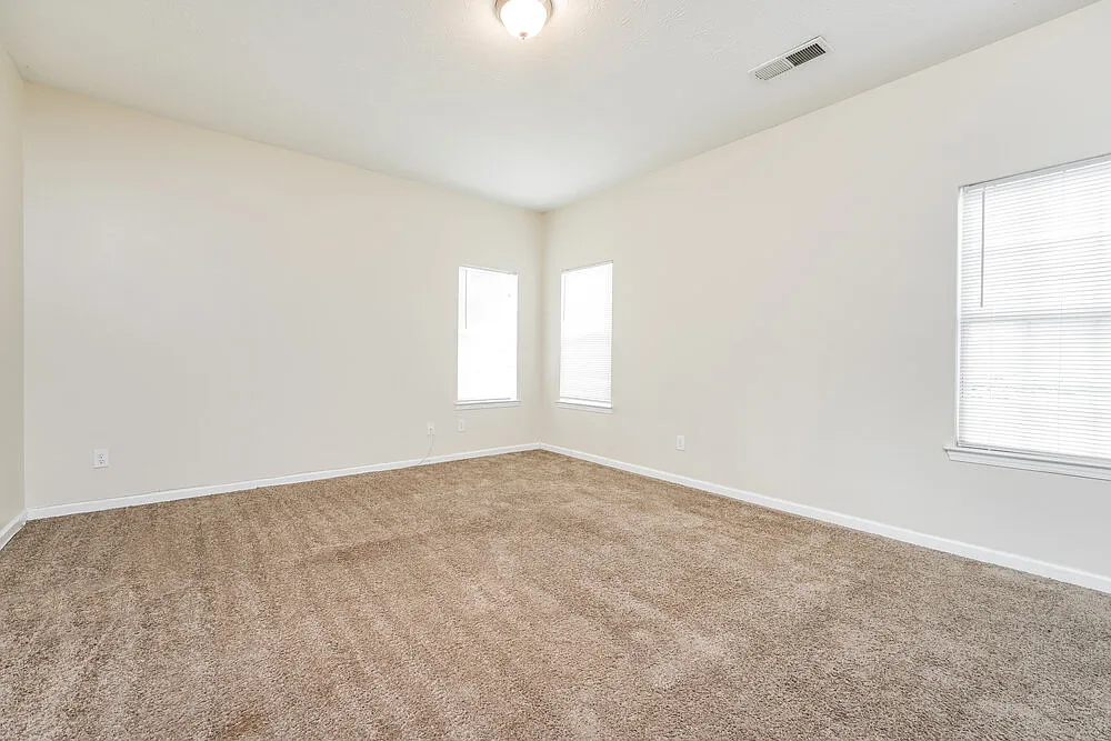 4 bed, 2.5 bath, 2740 sqft, $2,015 — Photo 4
