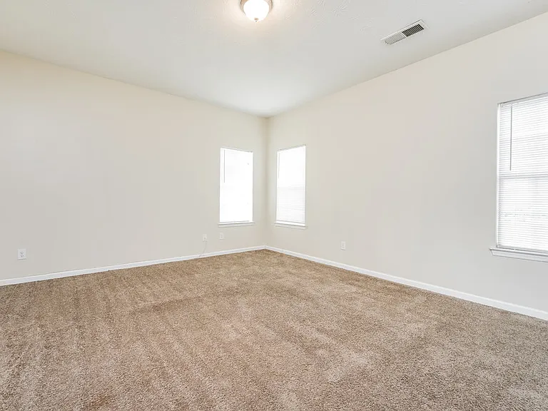 260 Greenway Dr — Photo 4