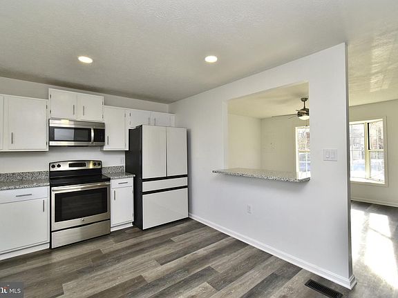 4th image of 202 Waterford Ln