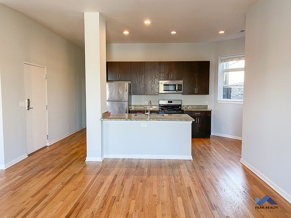 1st image of 673 W Roscoe St #675303
