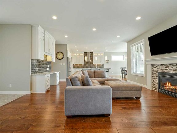 4th image of 510 W 4th St