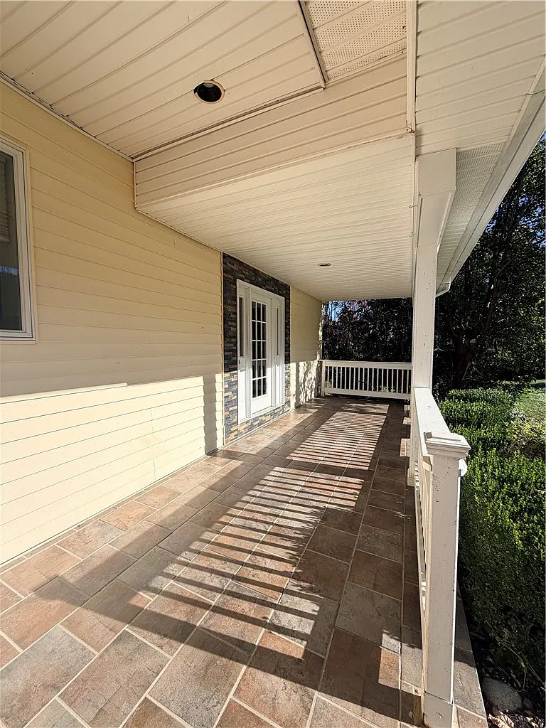 3 bed, 3.5 bath, 3709 sqft, $2,800 — Photo 2