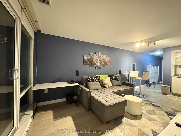 4K Spadina Ave #206 — Photo 2