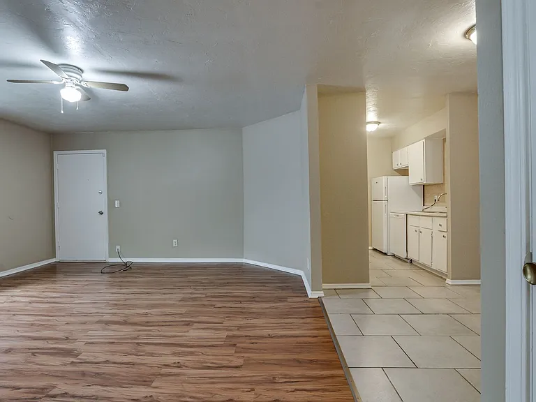 6026 Nw Expy #C — Photo 7