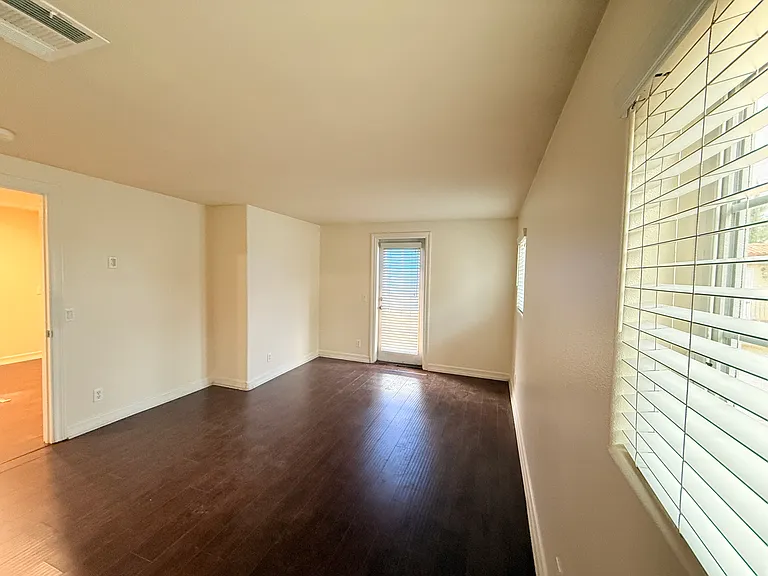 1334 S Grand Ave — Photo 25