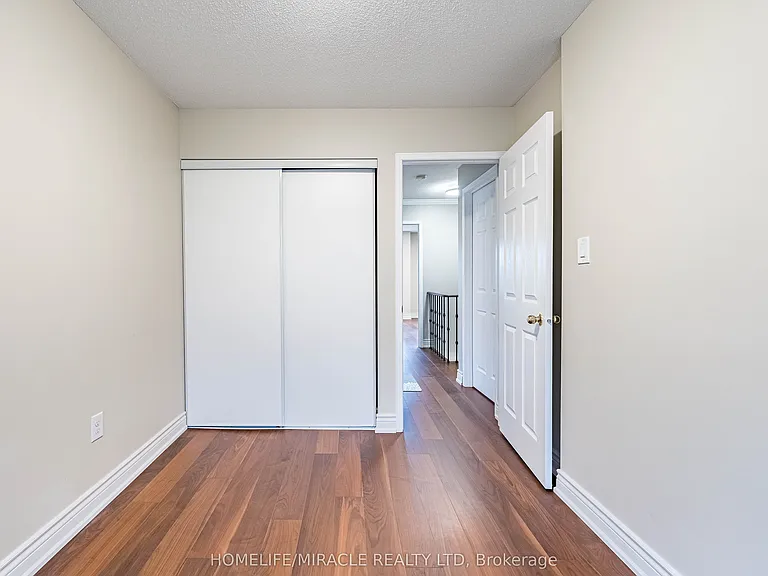 419 Rossland Rd E — Photo 36