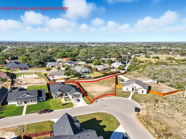 7 Hope Pl, Uvalde, TX 78801