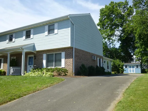 18 Oriole Dr, Ephrata, PA 17522