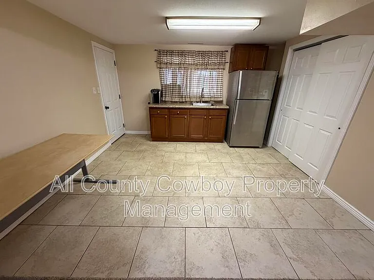 1602 Mitchell St — Photo 12
