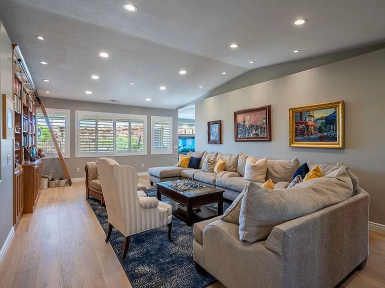 2329 N Prospector Ln — Photo 2