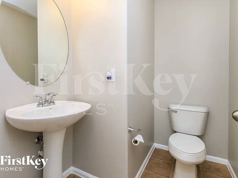 1422 E Penny Ln — Photo 13