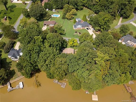 3rd image of 610 Edgewater Dr