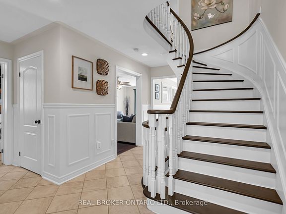 3rd image of 5 Amberview Dr
