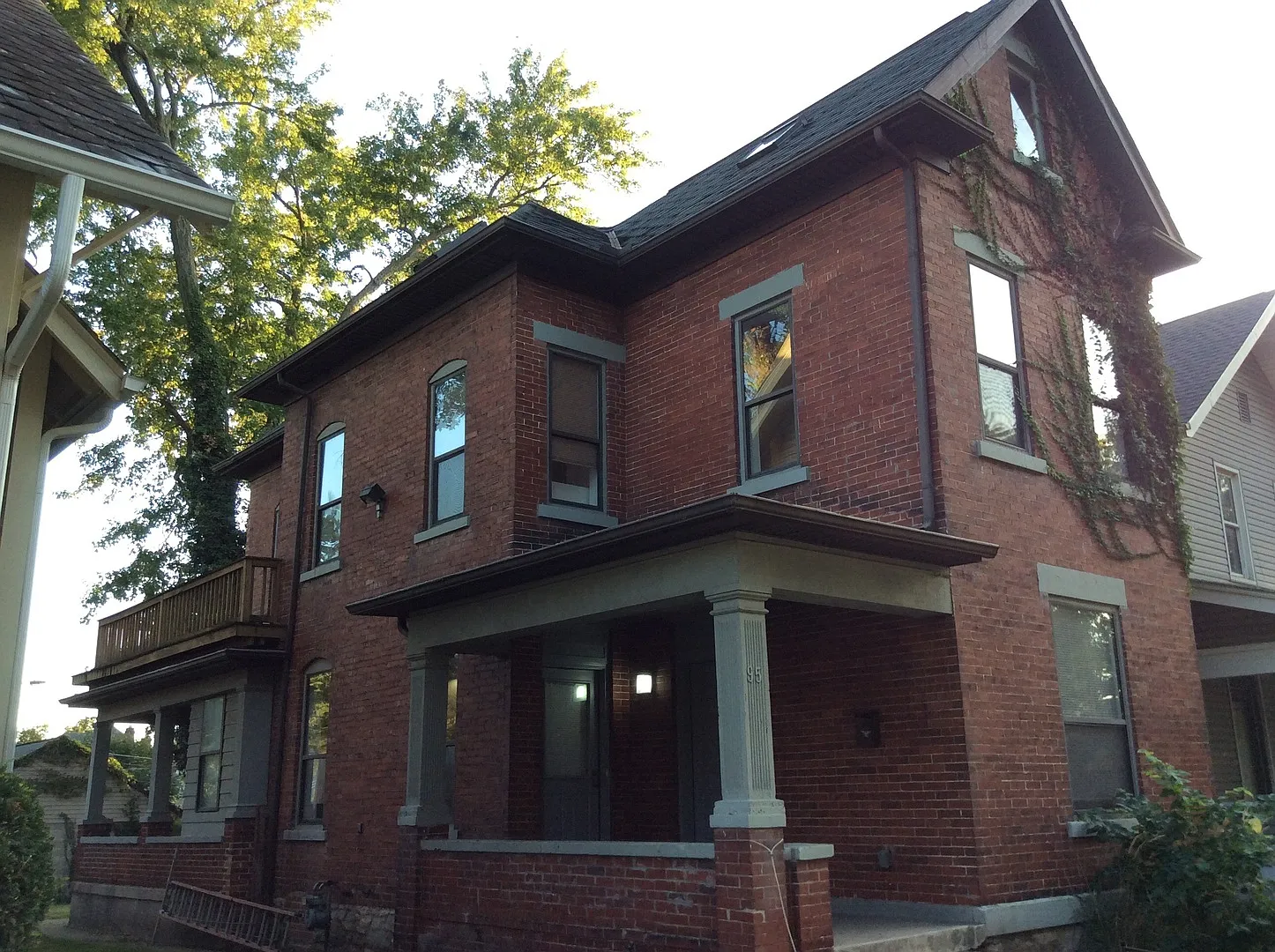 5 Bedroom brick single family home and yard — Photo 2