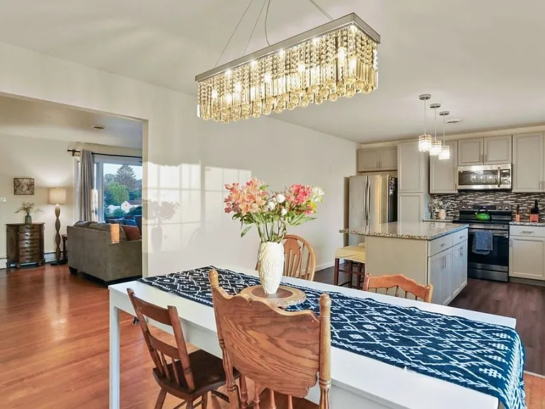 13715 Dixie Dr — Photo 3