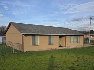 600 SE Carrol St, Winston, OR 97496