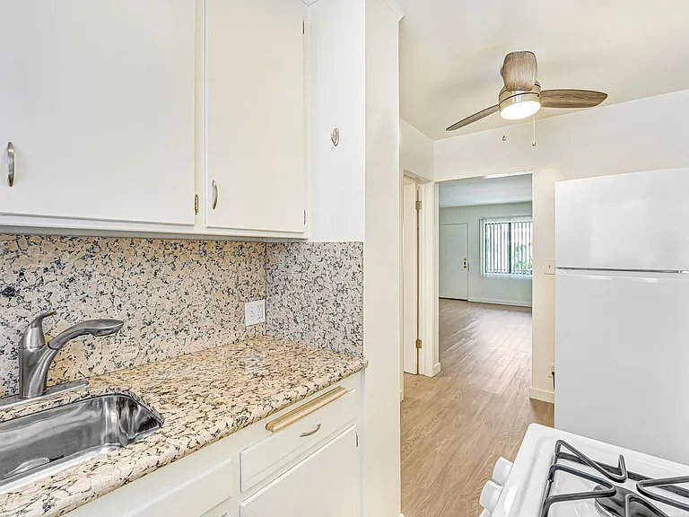10900 Santa Monica Blvd, prime Westwood! — Photo 2