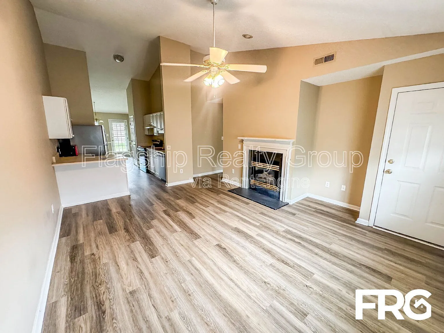 3 bed, 2.0 bath, 1271 sqft, $1,300 — Photo 4
