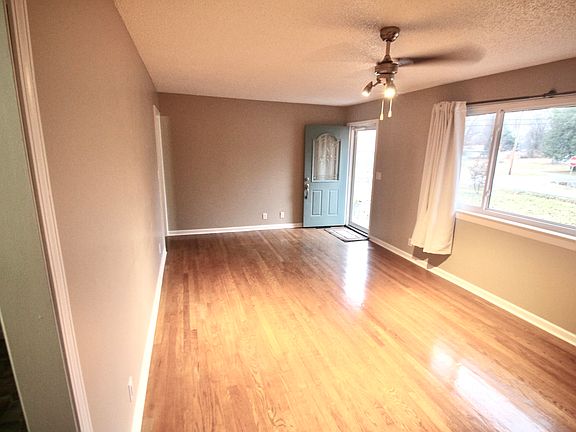 3rd image of 3401 Meadow Falls Ln