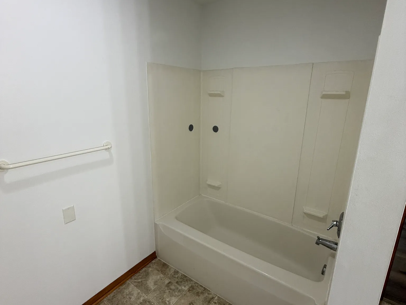 2 bed, 1400 sqft, $2,200 — Photo 3