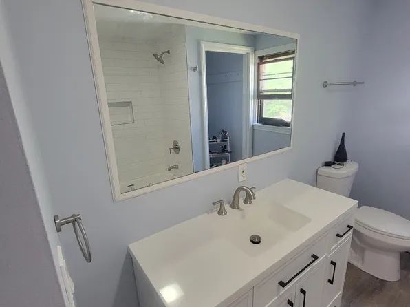 28 Monroe St #2B, Branford, CT 06405