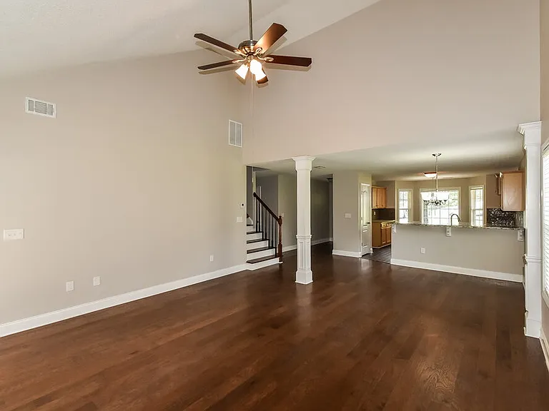 709 Williamsburg Ct — Photo 5