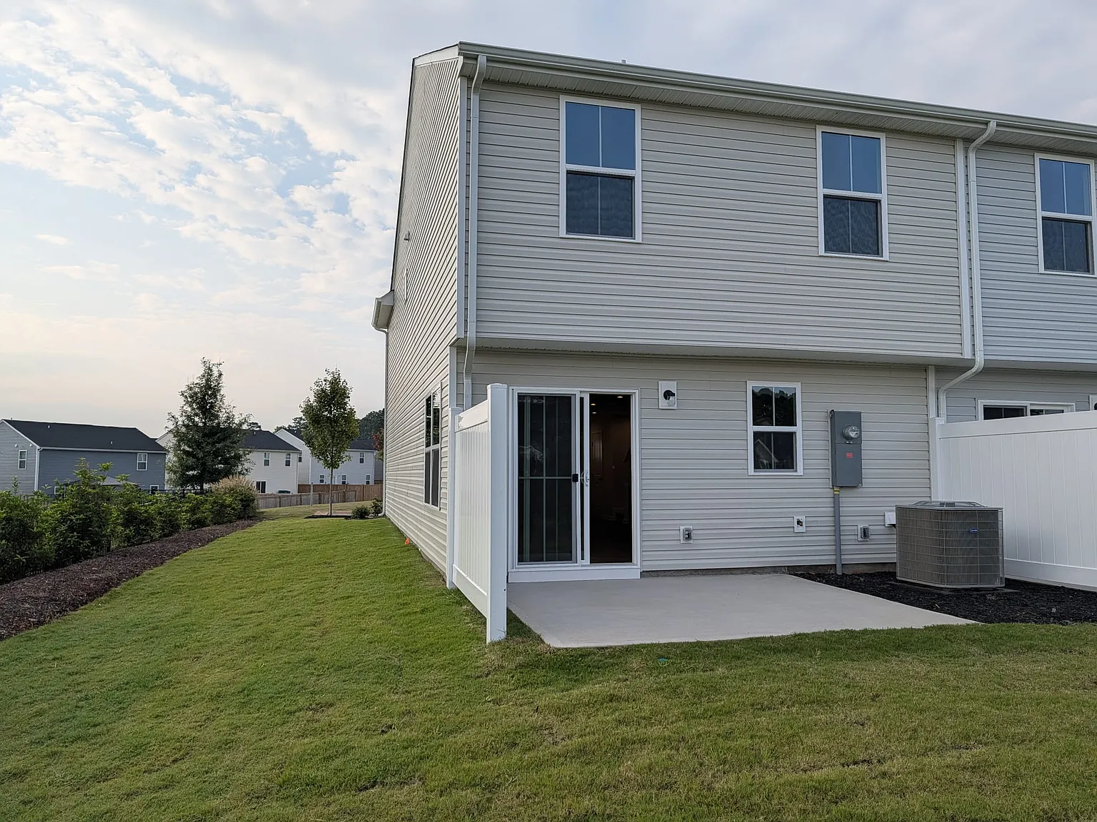 3 bed, 2.5 bath, 1674 sqft, $1,900 — Photo 3