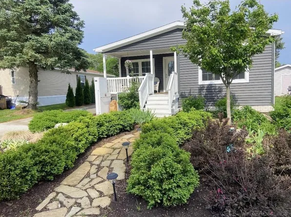 7122 Belmont Ln, Whitmore Lake, MI 48189