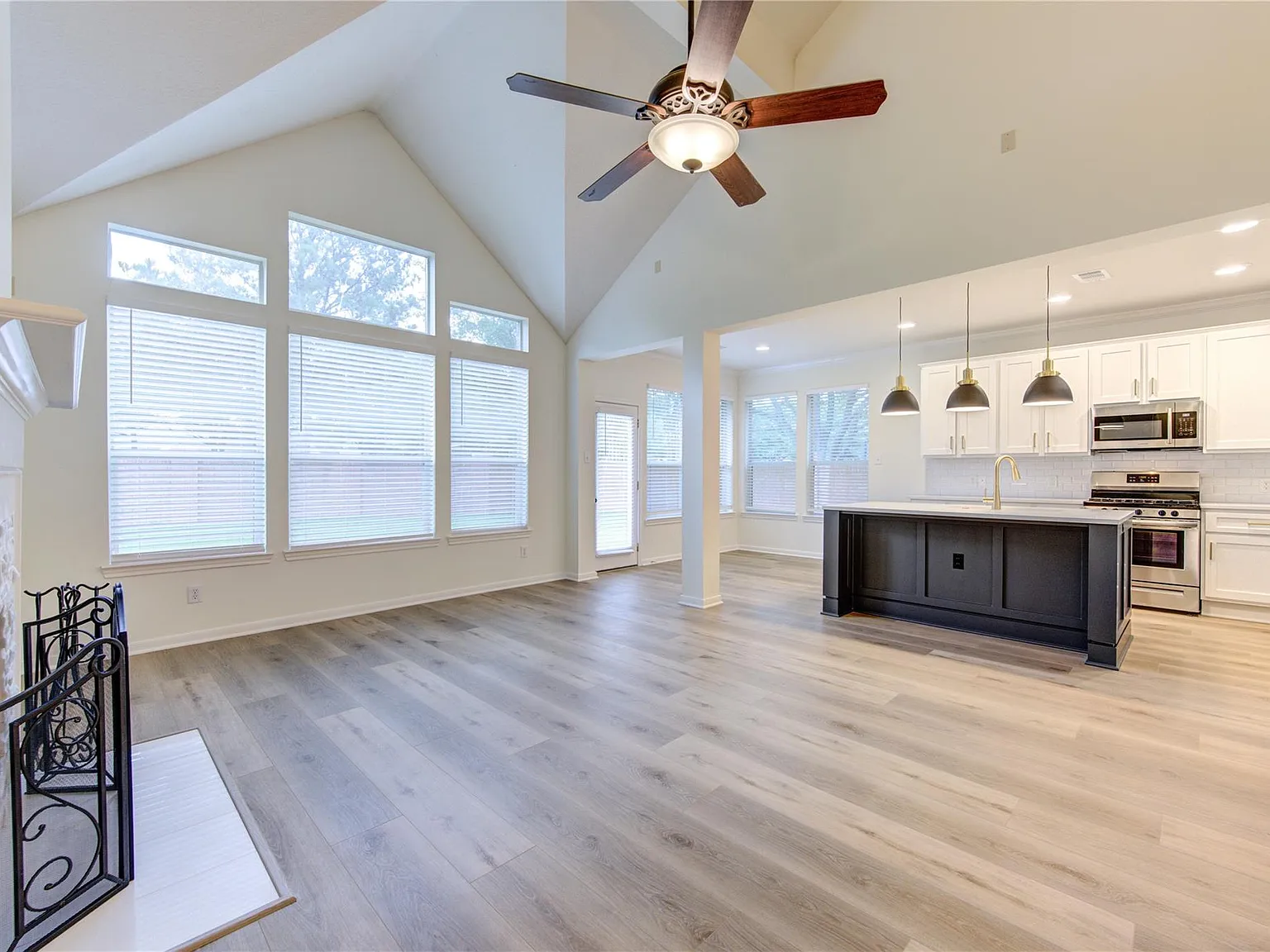 4 bed, 2.5 bath, 2637 sqft, $3,500 — Photo 3