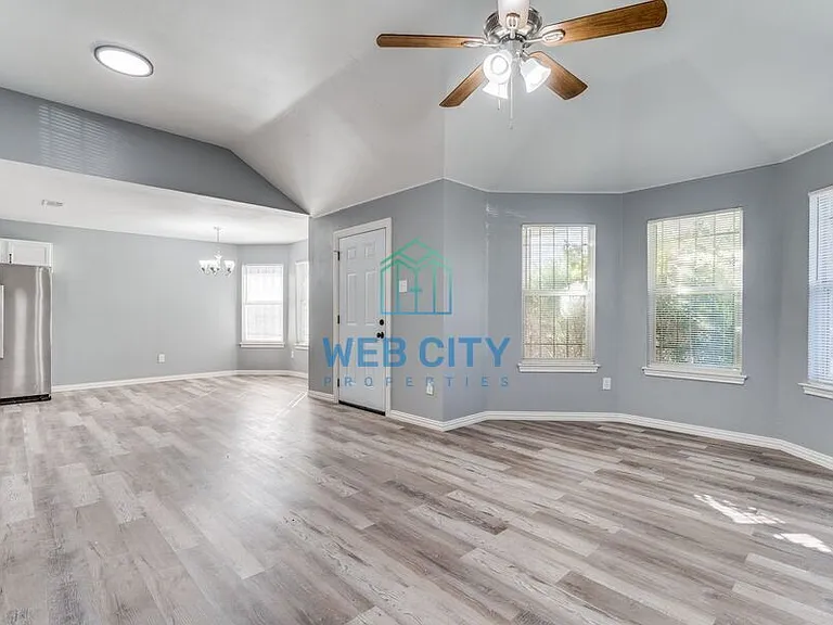 2525 Lyola St — Photo 3