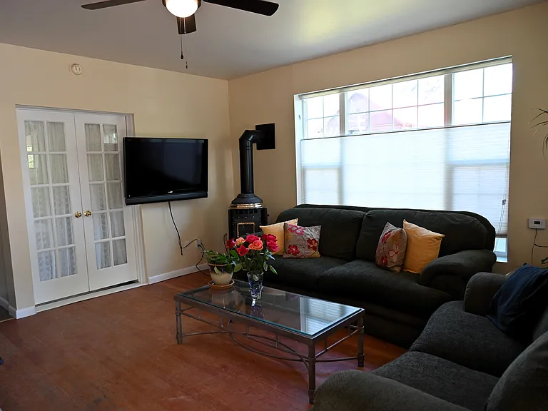 332 Howard St — Photo 9