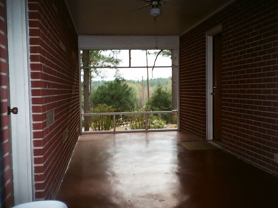 screened breezeway