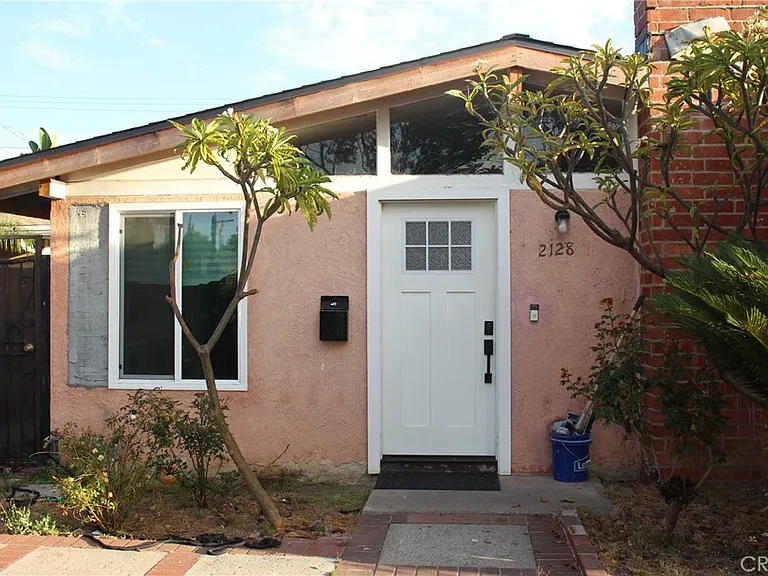 2128 W Larkspur Dr — Photo 2