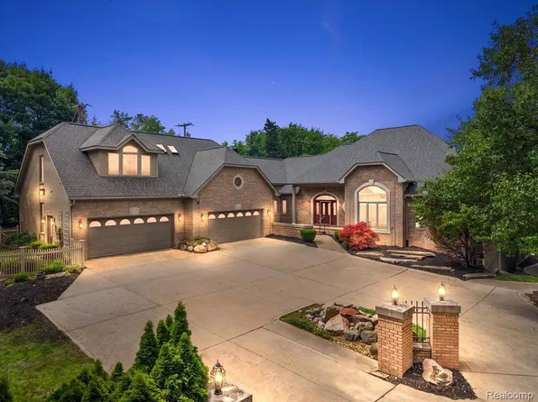 901 Spring Dr, Northville, MI 48167