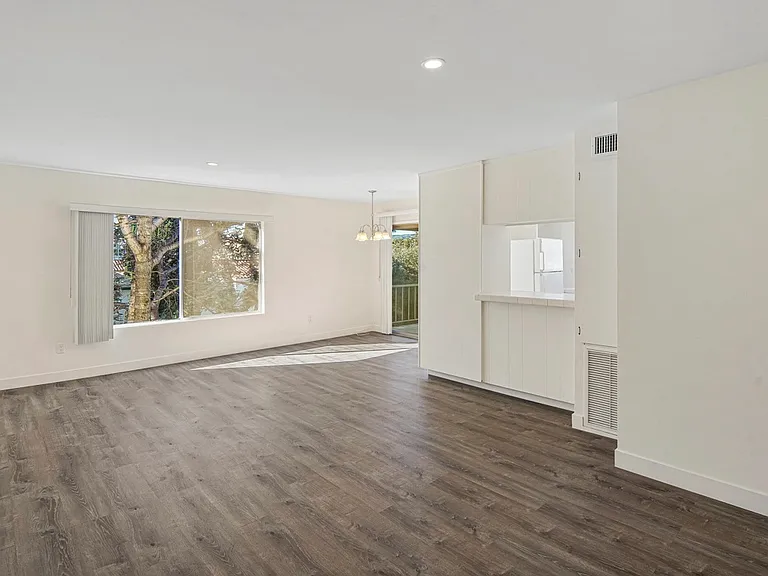 124 N Clark Dr #301 — Photo 1