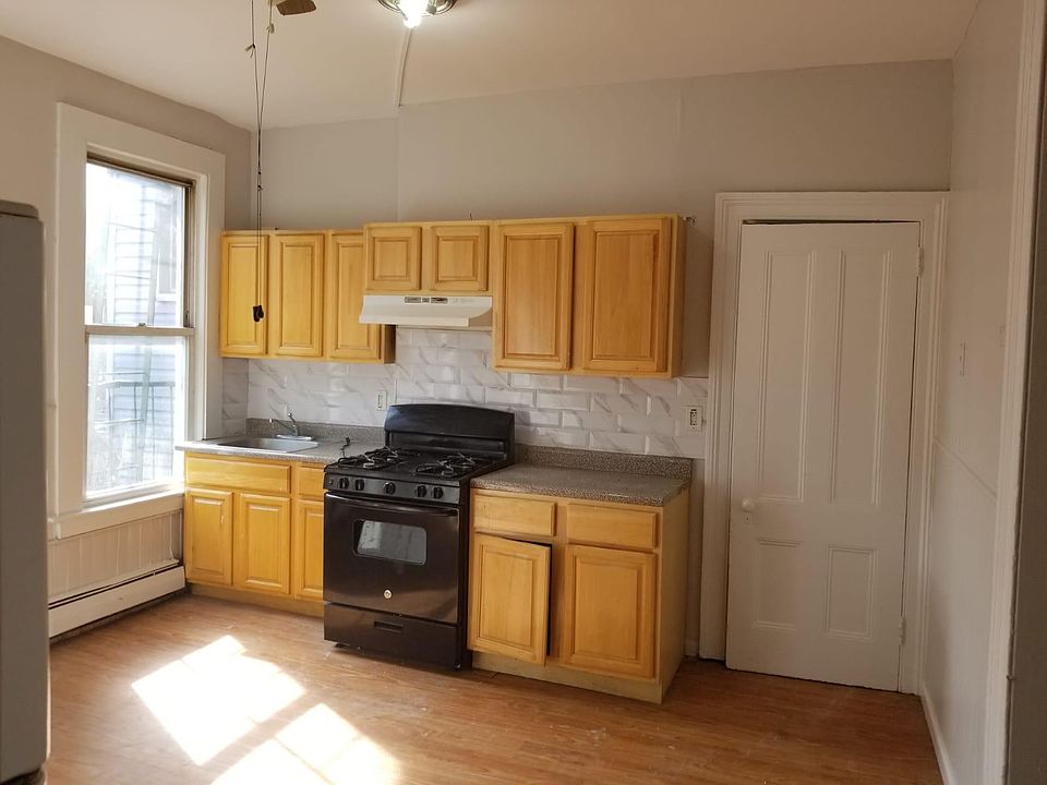 2nd image of 61 Hutton St Floor 3