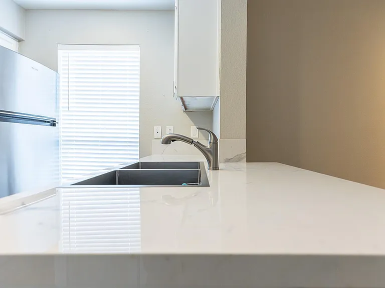 3900 Woodchase Dr #13 — Photo 8