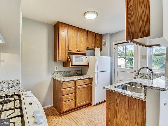 4th image of 2222 Arlington Ter