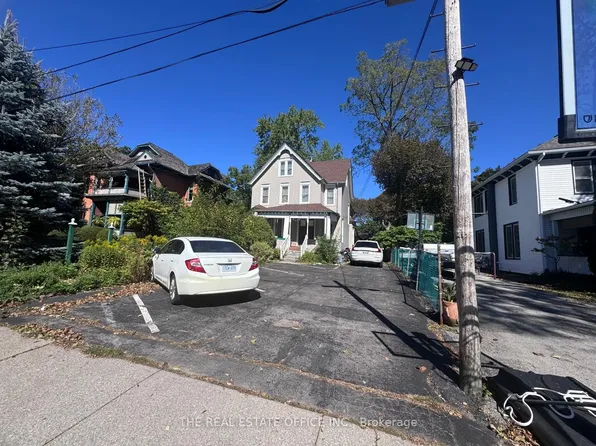 4327 Simcoe St, Niagara Falls, ON L2E 1T5