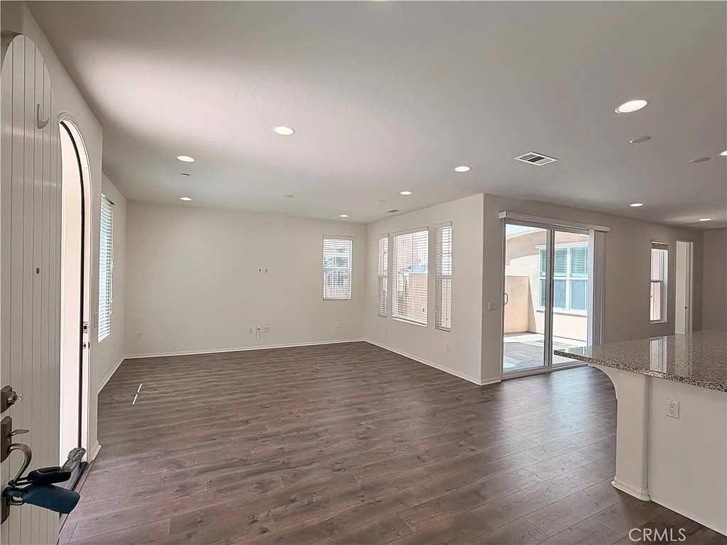 3 bed, 3.5 bath, 2134 sqft, $5,000 — Photo 4