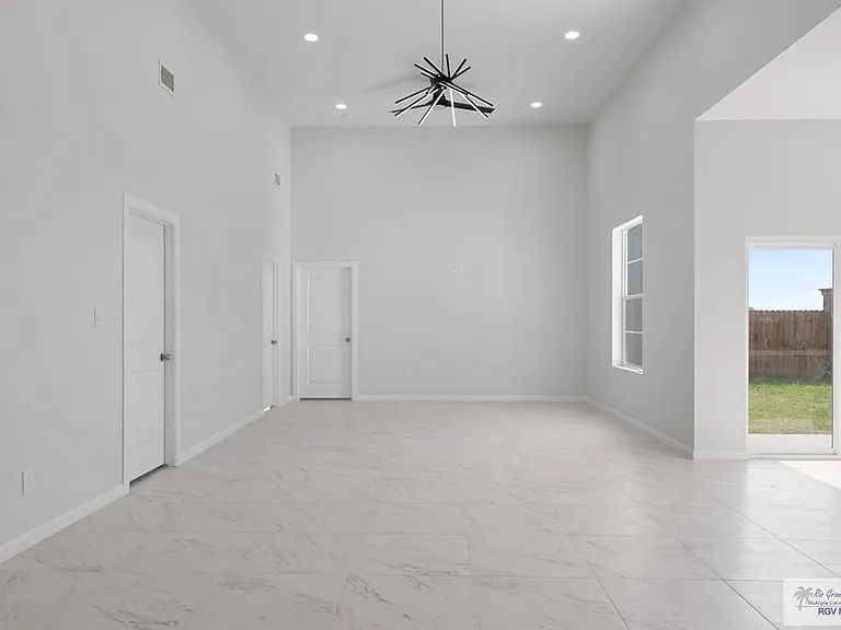 6941 Diamond Cove Dr — Photo 8