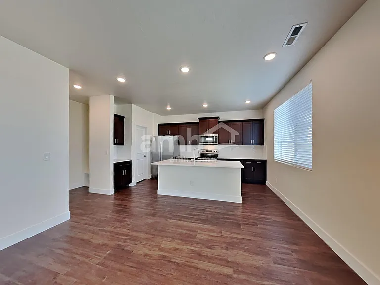 1453 N Alderleaf Ave — Photo 4