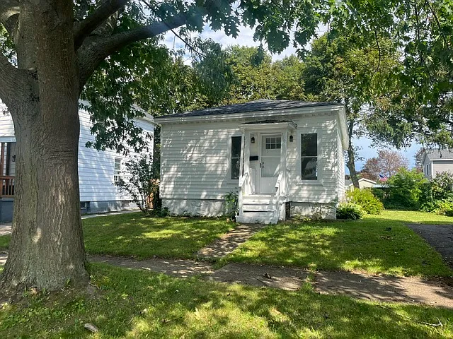 219 E Bridge St — Photo 3