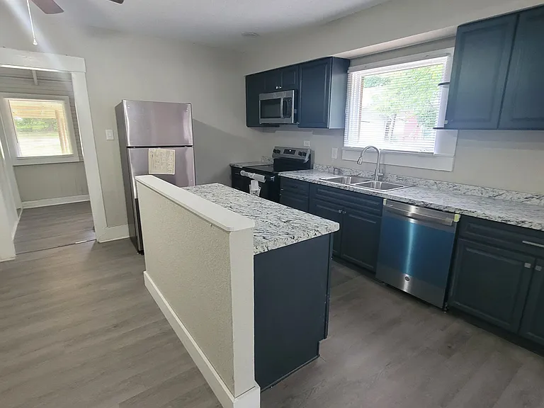 313 N Walnut St — Photo 5